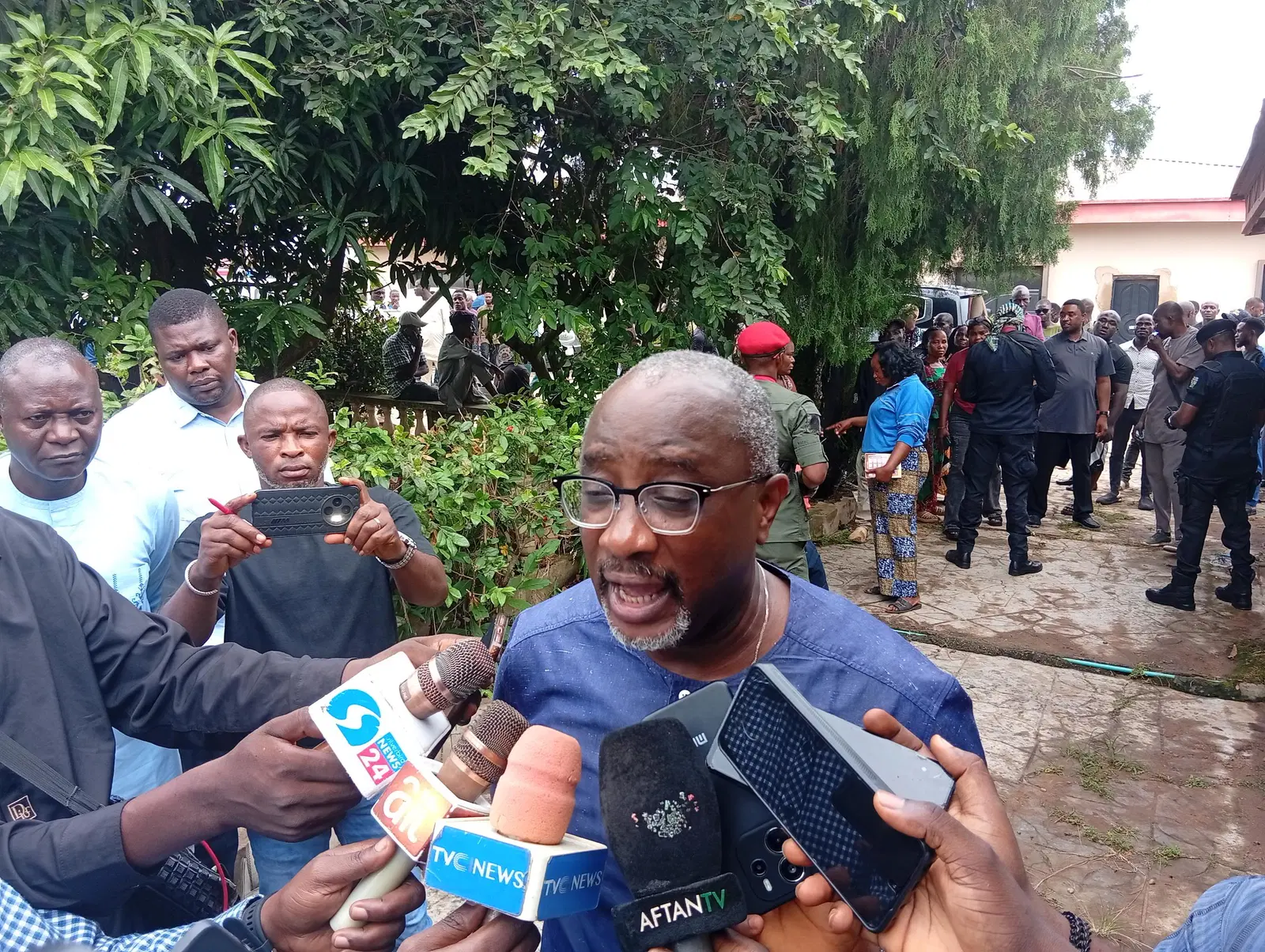 Ondo APC Primary: Thugs Attack Senator Adeniyi Adegbonmire at Polling Station